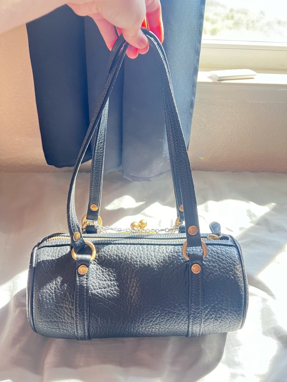 Coach Kisslock Barrel Bag in black pebbled leather - Picture 4 of 7